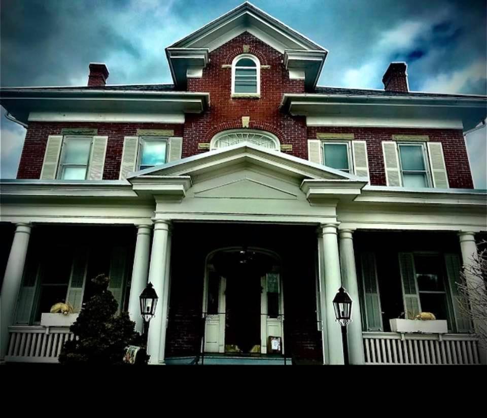 Historic 1912 Hoover House Bed And Breakfast Waynesboro Exterior photo